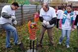 Józefosław - wolontariusze zbudowali plac zabaw dla dzieci z domu dla ubogich rodzin budowanego wspólnie z Habitat for Humanity