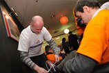 Warszawa - przygotowania do gry w kręgle podczas zajęć zorganizowanych przez wolontariuszy dla osób niepełnosprawnych umysłowo
