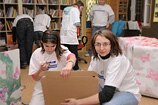 Warszawa - wolontariusze wraz z dziećmi ze świetlic środowiskowych przetwarzali niepotrzebne przedmioty w elementy wyposażenia wnętrz