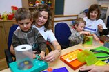 Warszawa - wspólna zabawa podczas zajęć manualnych dla dzieci autystycznych w Ośrodku Fundacji Synapsis