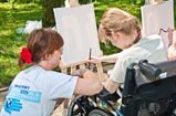 Helenów - podopieczni Centrum Rehabilitacji, Edukacji i Opieki TPD wzięli udział w zajęciach artystycznych zorganizowanych przez wolontariuszy