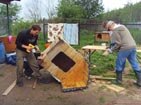 Korabiewice - wolontariusze wyremontowali budy i boksy dla zwierząt domowych (koni, krów, psów, kotów) oraz dzikich (niedźwiedzi), podopiecznych Schroniska w Korabiewicach