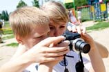 Warszawa - wolontariusze zorganizowali warsztaty fotograficzne na terenie Pól Mokotowskich w Warszawie dla dzieci z Domu Dziecka „Julin”