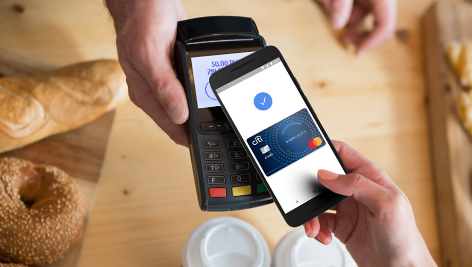 Zdjęcie przedstawiające klienta płacącego za pośrednictwem usługi Google Pay podpiętej do karty MasterCard.