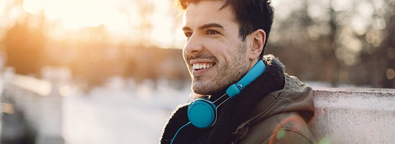 Obraz przedstawiający mężczyznę ze słuchawkami słuchającego muzyki