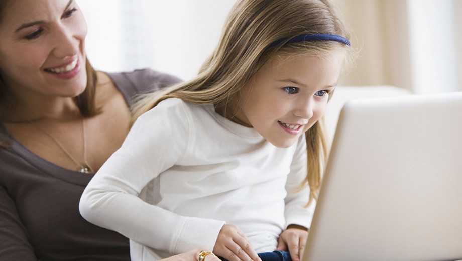 Obraz przedstawiający dziecko patrzące na laptopa