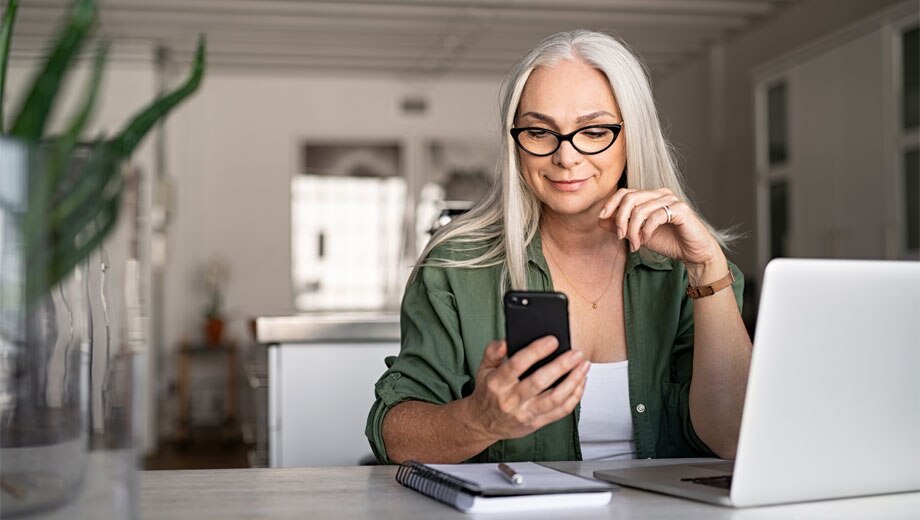  Kobieta rejestrująca się w Citibank Online