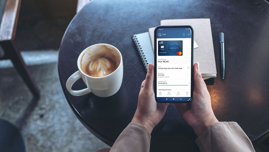 Ludzie pijący kawę podczas korzystania z aplikacji Citi Mobile